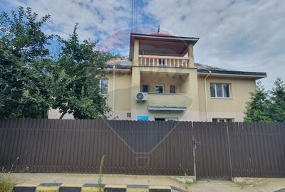 Casă individuală cu 10 camere în Gherăiești