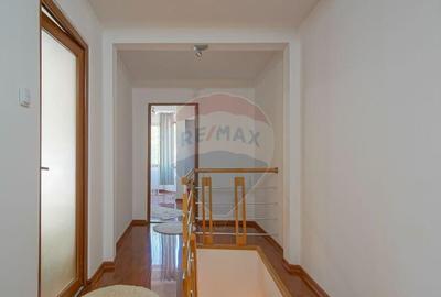 Casă cu 3 camere cu Canalizare în Schei