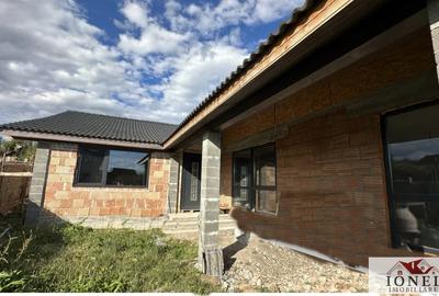 Casa la rosu de vanzare in Cricau - 4