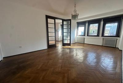 Apartament cu 4 camere circular în Banu Manta