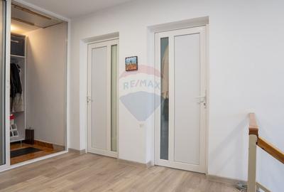 Casă cu 8 camere cu Teren 950 Mp în Roșu - 51