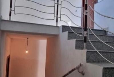 Casă mare cu 2 corpuri în Roznov | 450 mp construiți | Garaj dublu | 110.000 € - 3