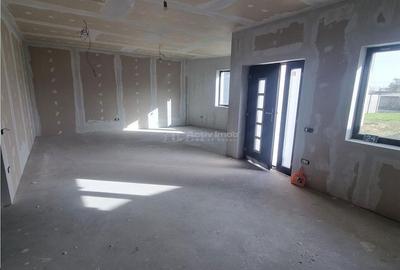 Casă cu 4 camere decomandat în Calomfirești