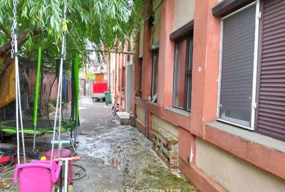 Vând casă în centrul orașului Galați curte comuna