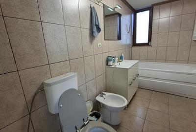 Casă individuală cu 4 camere cu Canalizare în Km 5 - 7