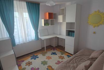 Apartament cu 4 camere decomandat în Pandurilor