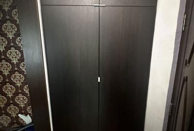 Apartament cu 3 camere semidecomandat în Berceni