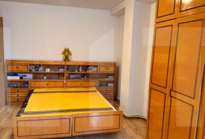 Apartament cu 3 camere decomandat, mobilat în Central