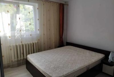 Apartament cu 2 camere, decomandat, etajul 2/4, zona Podu Ros