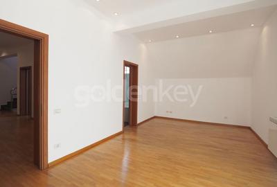 Vila cu 6-7 camere si gradina generoasa Vila cu 6-7 camere si gradina generoasa - 9