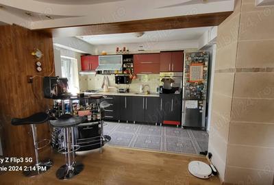 Ofer spre inchiriere apartament cu 3 camere - 4