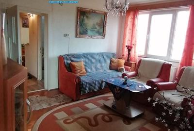 Apartament cu 3 camere semidecomandat, mobilat în Central