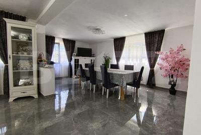 Casă cu 4 camere cu Teren 500 Mp în Central - 2