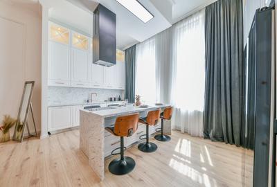 Apartament cu 3 camere semidecomandat, mobilat în Central