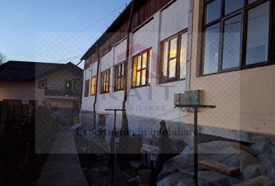 Casă cu 2 camere cu Canalizare în Central