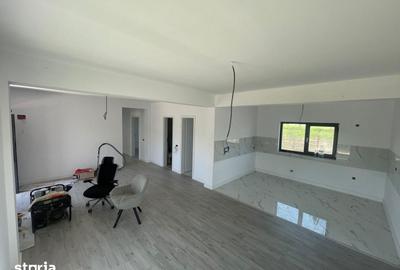 Casă cu 4 camere cu Teren 526.6 Mp în Domnești - 1