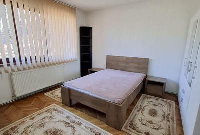Apartament cu 3 camere decomandat în Gruia
