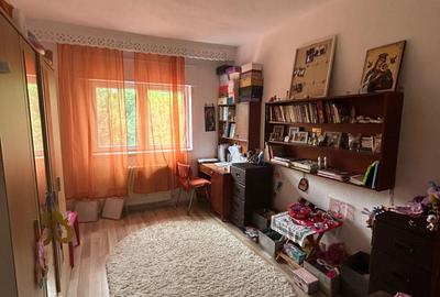 Casă de vânzare - Str. Victoriei, zona Sto - 8
