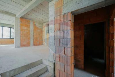 Casă cu 7 camere cu Canalizare în Central