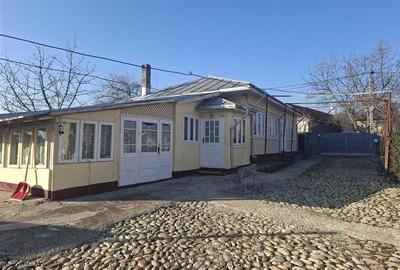 Casă individuală cu 4 camere în Străoane