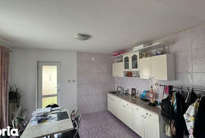Casă cu 5 camere cu Teren 2011 Mp în Central - 1