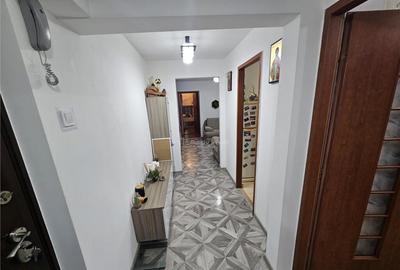 Apartament cu 3 camere semidecomandat în Micro II - 10