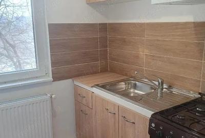 Apartament cu 3 camere semidecomandat în Micro 21