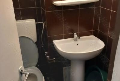 Vand in ora?ul Bumbe?ti Jiu apartament cu 3 camere, decomandat, etaj 2. - 2