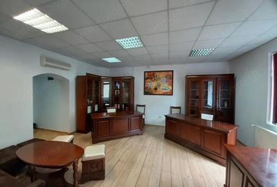 Birou, central, Ady Endre Oradea, 40 mp. 399 E/luna. Comision 0 - 1