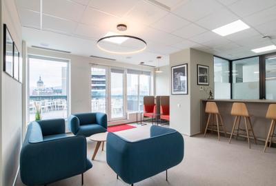 Acces la un spațiu de birou pentru 10 persoane în Regus Central Business Plaza - 5