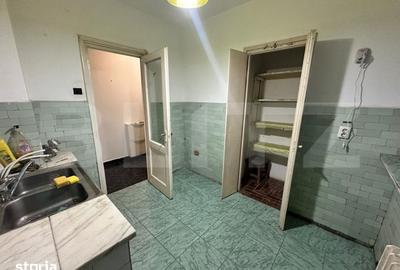Apartament cu 3 camere semidecomandat în Rovine