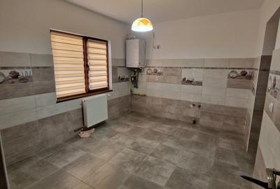 Casă cu 6 camere cu Teren 2676 Mp în Frasin - 5