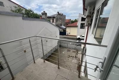 Casă cu 8 camere cu Teren 200 Mp în Banu Manta - 1