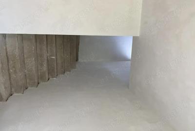 Casă cu 5 camere în Dumbrăvița