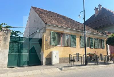 Casa de vanzare in centrul Cisnadiei - oportunitate excelenta! - 1