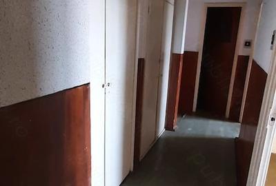 Apartament cu 3 camere decomandat în Titan