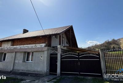 Casă cu 4 camere cu Teren 700 Mp în Petros - 2