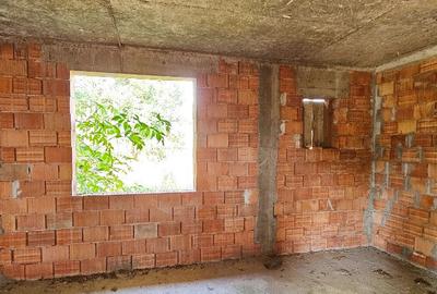 Casă cu 3 camere cu Teren 2862 Mp în Nord