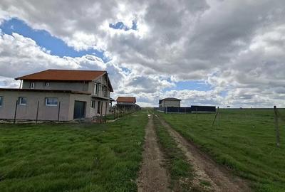 Teren de 400 mp, în Lazu