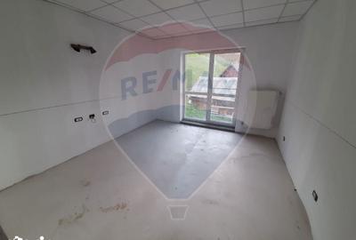 Spațiu comercial, de 1,063 mp, în Moieciu - 13