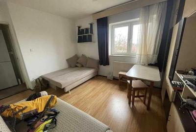 Garsonieră decomandată, mobilată în Gruia