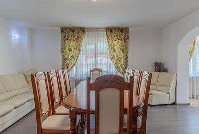 Casa / Vila cu 10 camere de vanzare in Moieciu de Jos