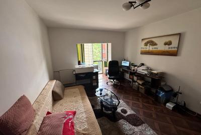Apartament cu 2 camere semidecomandat în Craiovița Nouă