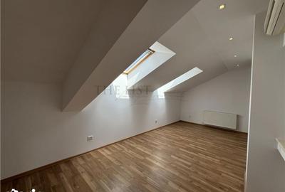 Casă cu 8 camere cu Teren 250 Mp în Central