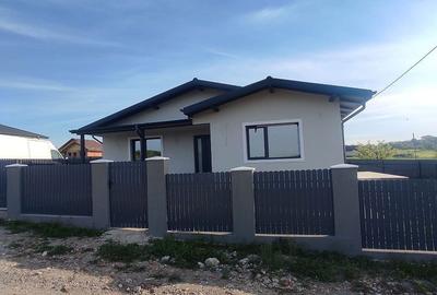 Casă cu 3 camere în Ciurbești