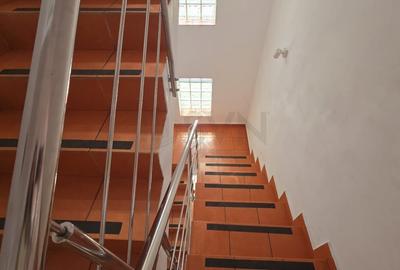 Casă individuală cu 13 camere cu Canalizare în Titulescu - 7