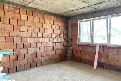 Casă cu 4 camere decomandat în Sântandrei