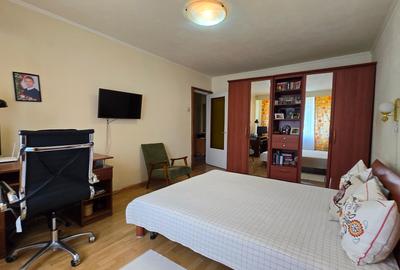 Apartament cu 3 camere decomandat, mobilat în Dacia