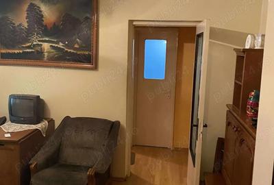 Apartament cu 3 camere semidecomandat în Micro 16
