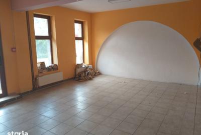 Spațiu comercial, de 700 mp, în Central - 3